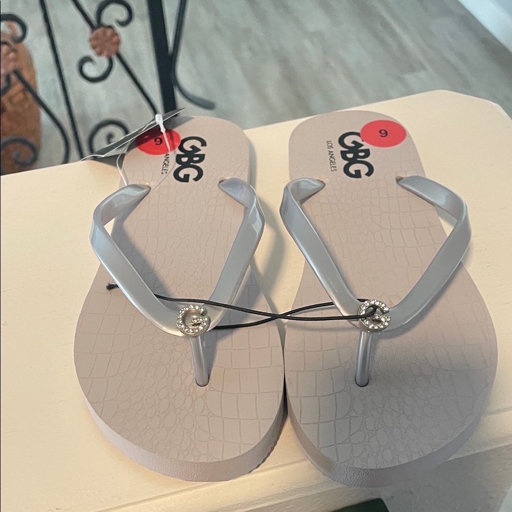 GBC Women's Elegant Rubber Gray Flip Flop Sandals